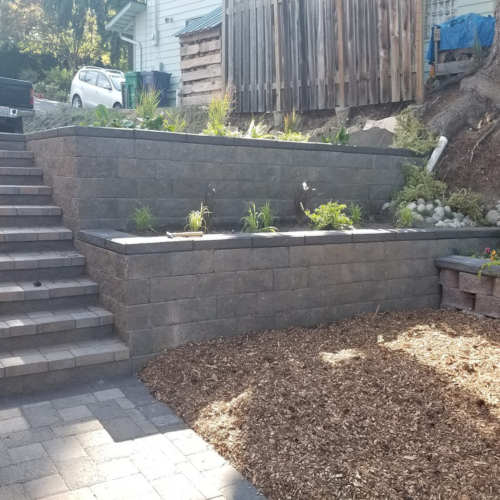 7. [Side Entrance][Flowerbed][Stair System]